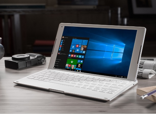 otwarty laptop na biurku